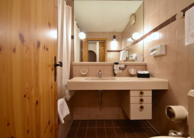 Badezimmer Basiczimmer | Hotel Laaxerhof